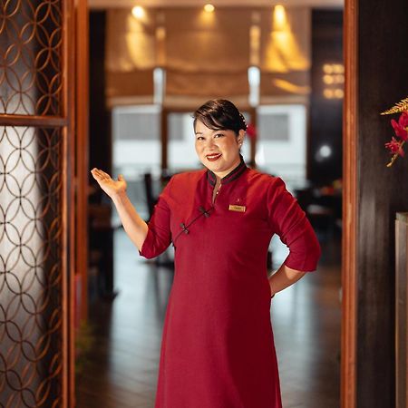 开罗克拉德酒店和赌场 外观 照片 A hotel hostess in Vietnam