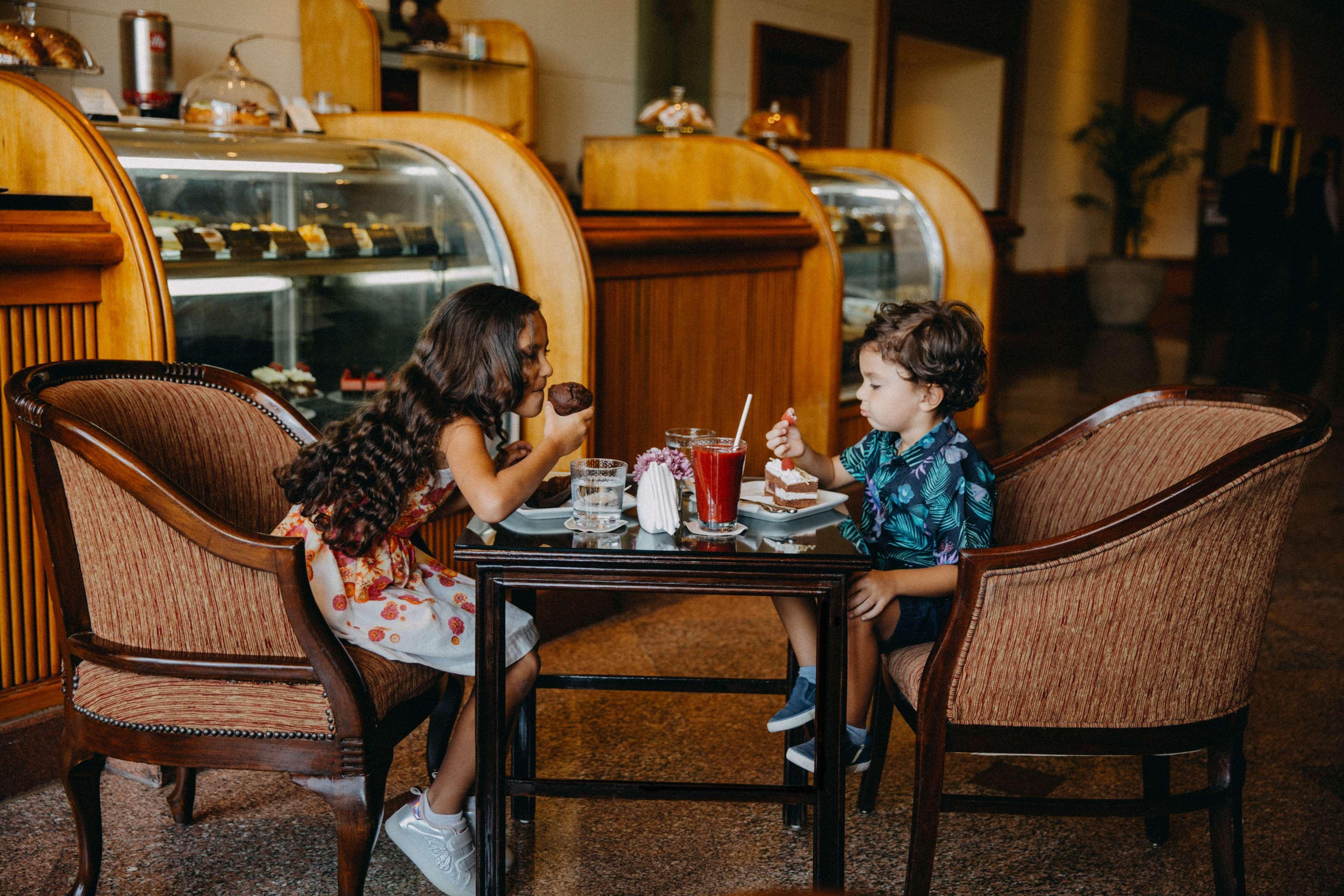 开罗克拉德酒店和赌场 外观 照片 Children eating at a restaurant