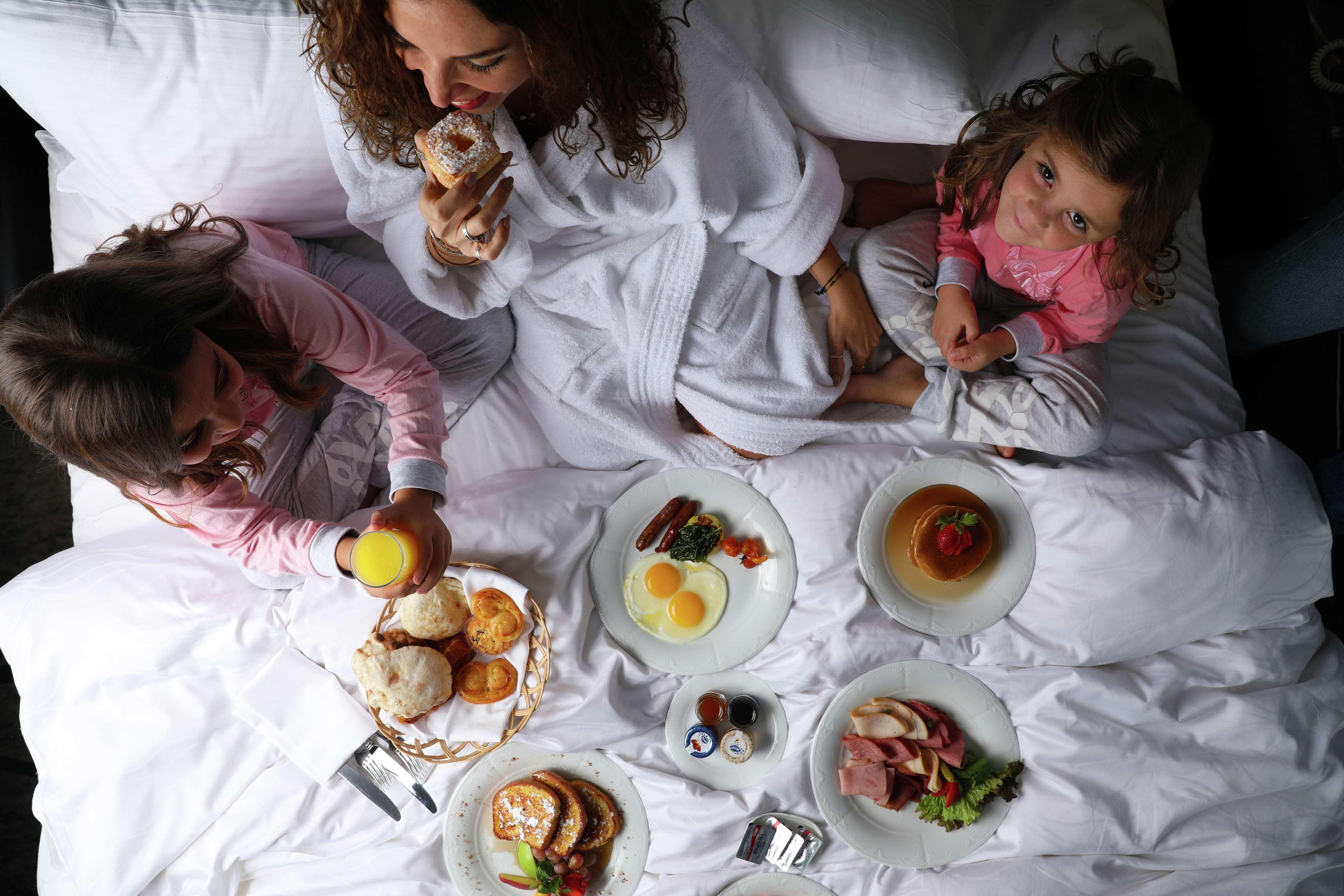 开罗克拉德酒店和赌场 外观 照片 A family breakfast in bed