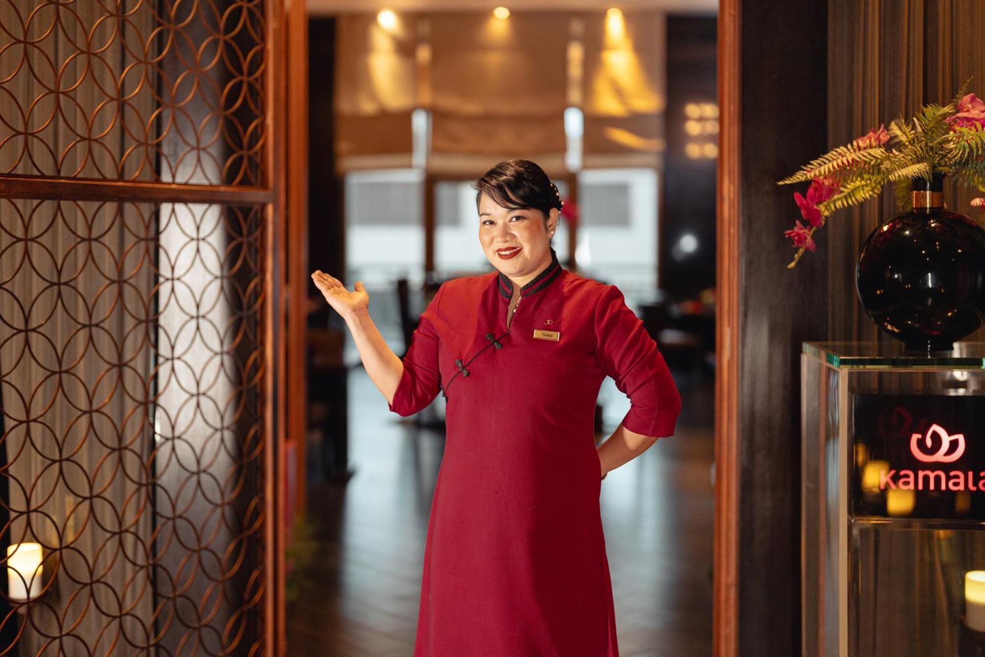 开罗克拉德酒店和赌场 外观 照片 A hotel hostess in Vietnam